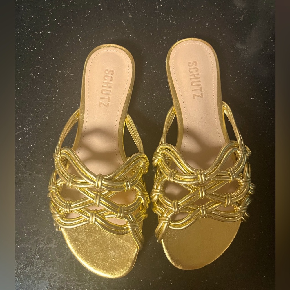 Soffy Sandals, Schutz